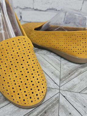 Cliffs by White Mountain Womens 9 Paula Mustard Yellow Perforated Flats Loafers
